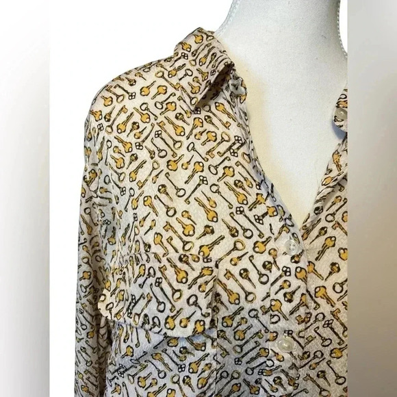 Gold key Print Button-Up Blouse
BIN #14 - Picture 4 of 8